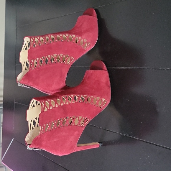 Vince Camuto gorgeous booties. - Picture 1 of 5